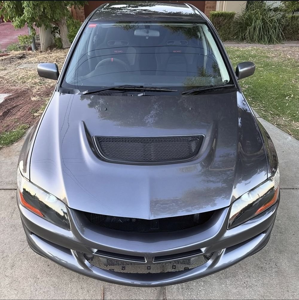 Detailed grey Mitsubishi Lancer Evolution bonnet and front
